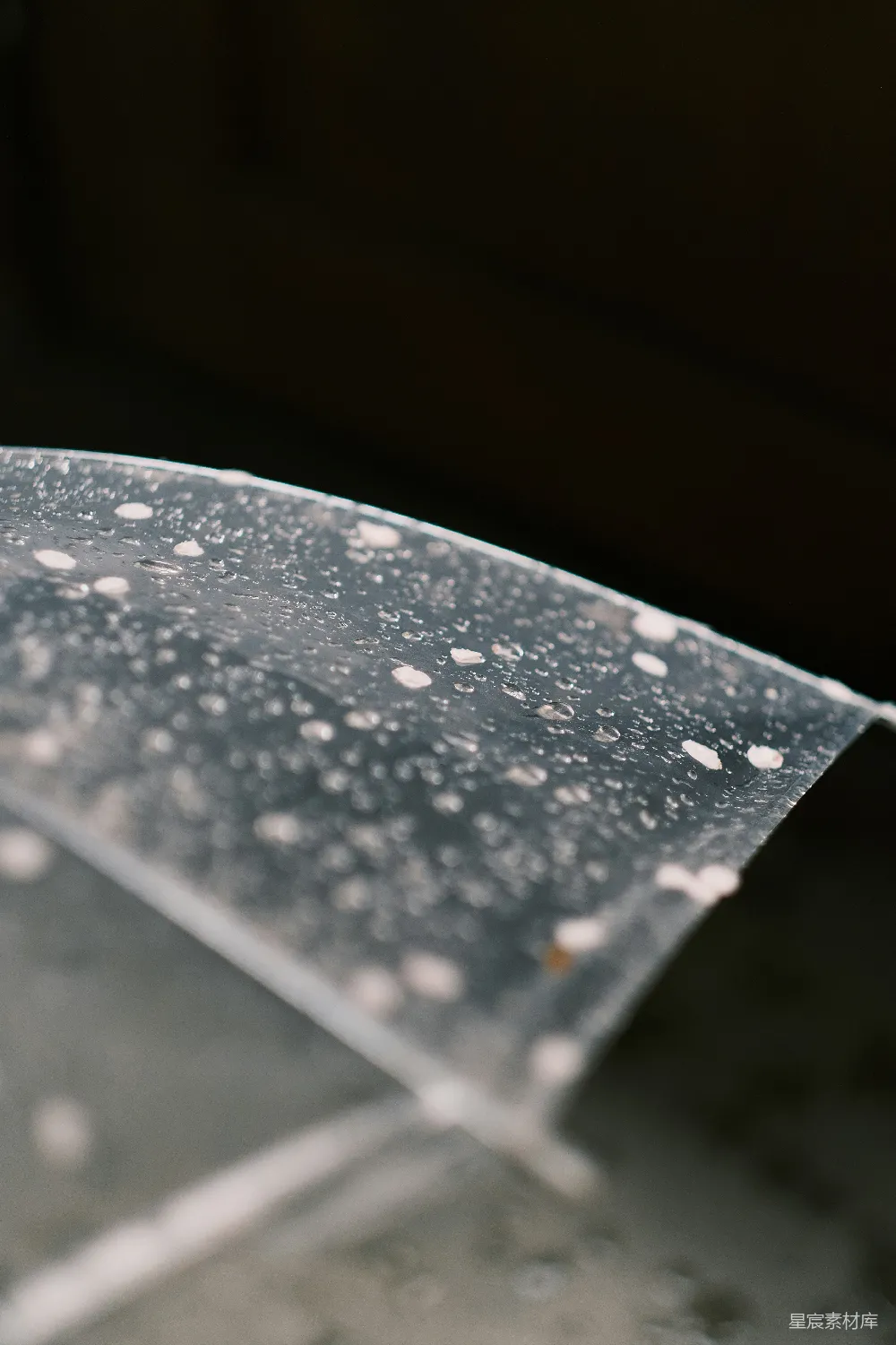 高清摄影 桌子上的一个清晰雨伞的特写镜头