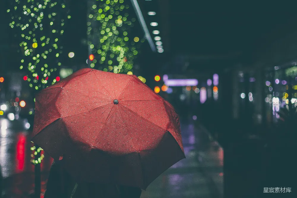 高清摄影 手撑红伞的人在夜间街道上行走