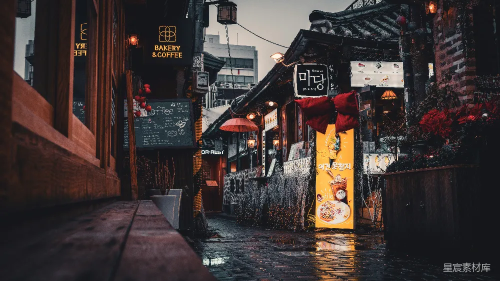 高清摄影 雨天湿漉漉的街道上挂着各种指示牌和伞。