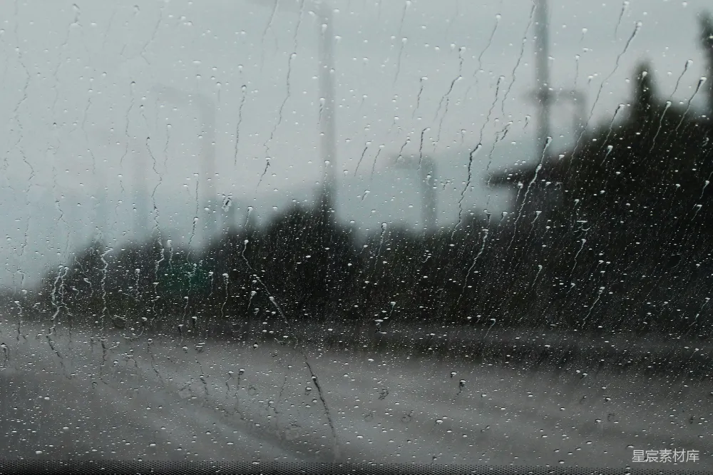 高清摄影 透过蒙雨的窗户看的一条街道
