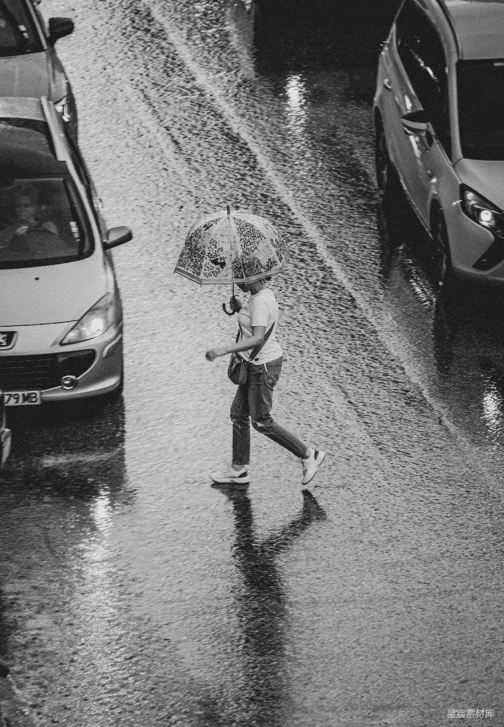 高清摄影 一个黑白照片中的人在雨中撑伞行走