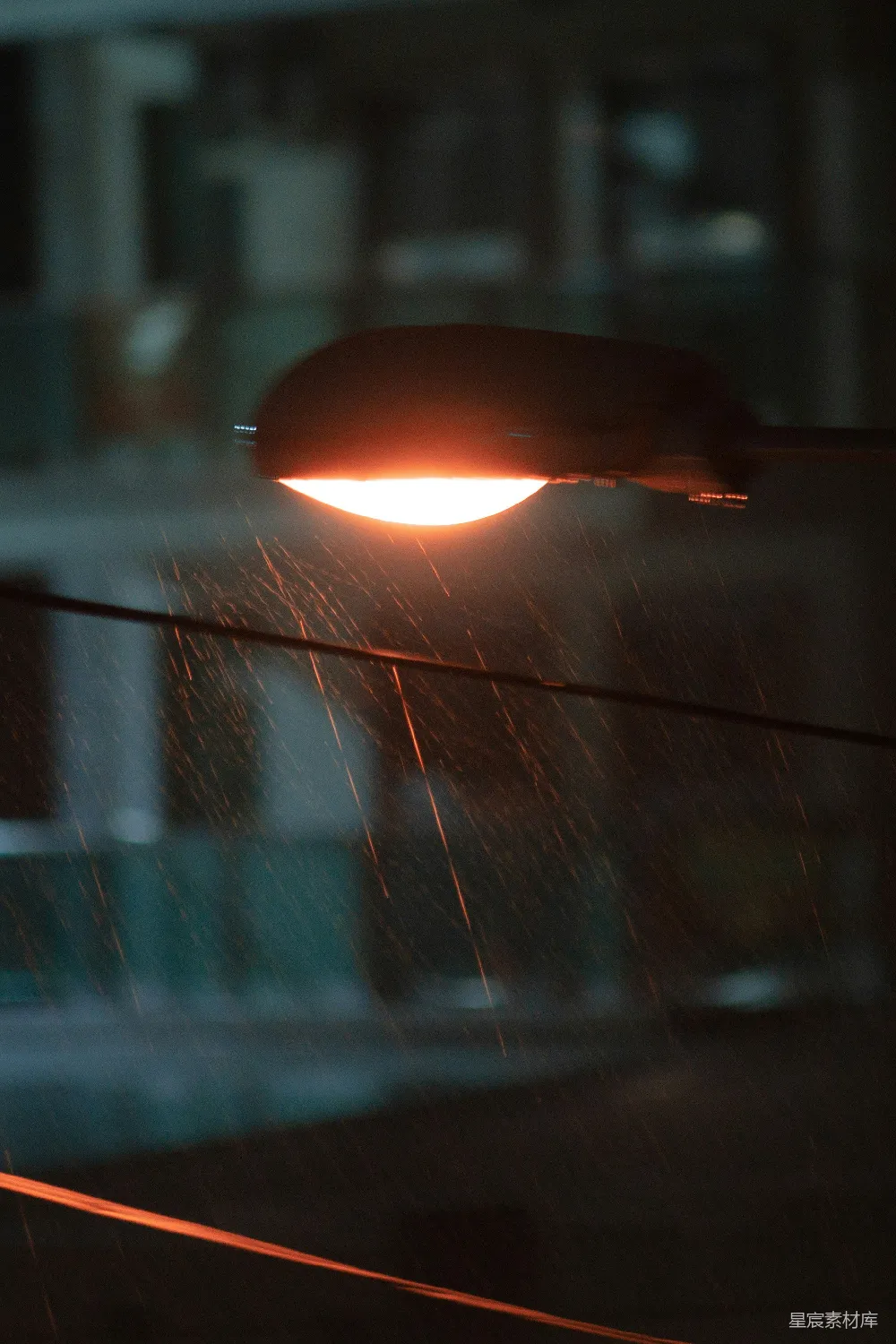 高清摄影 雨中亮起的路灯