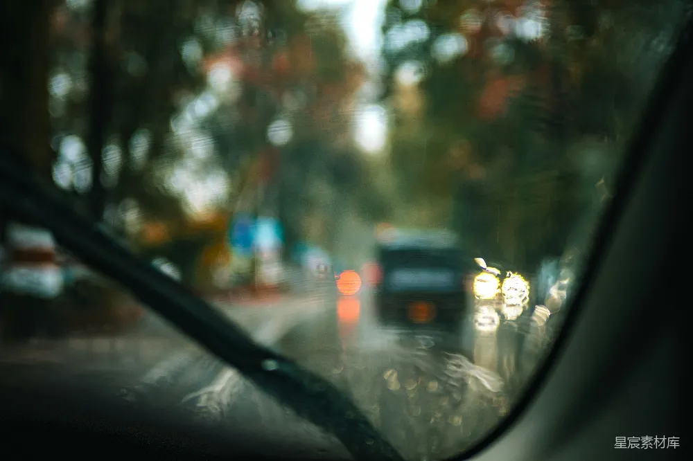 高清摄影 透过雨天的挡风玻璃看模糊的交通灯。