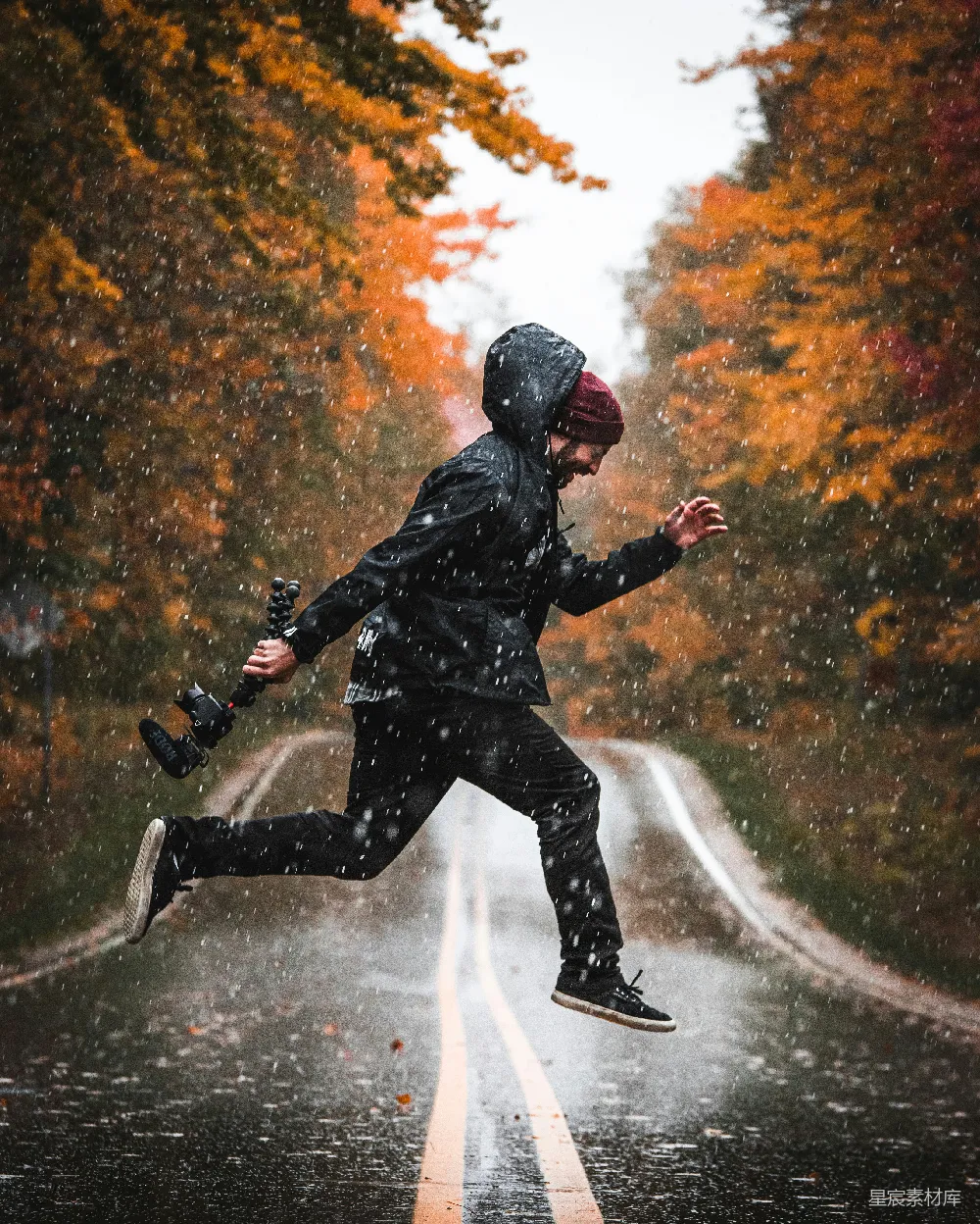 高清摄影 雨中人跳跃的慢动作摄影