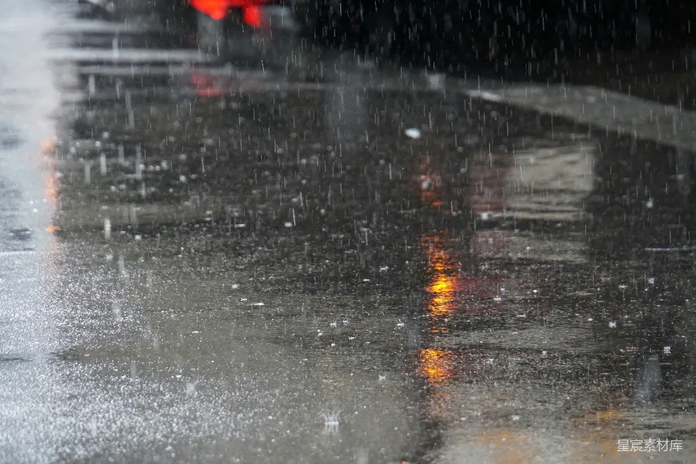 高清摄影 雨中路边停着的一盏红交通灯