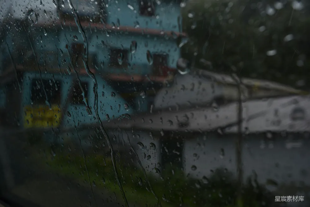 高清摄影 透过雨帘看的一栋房子的景象