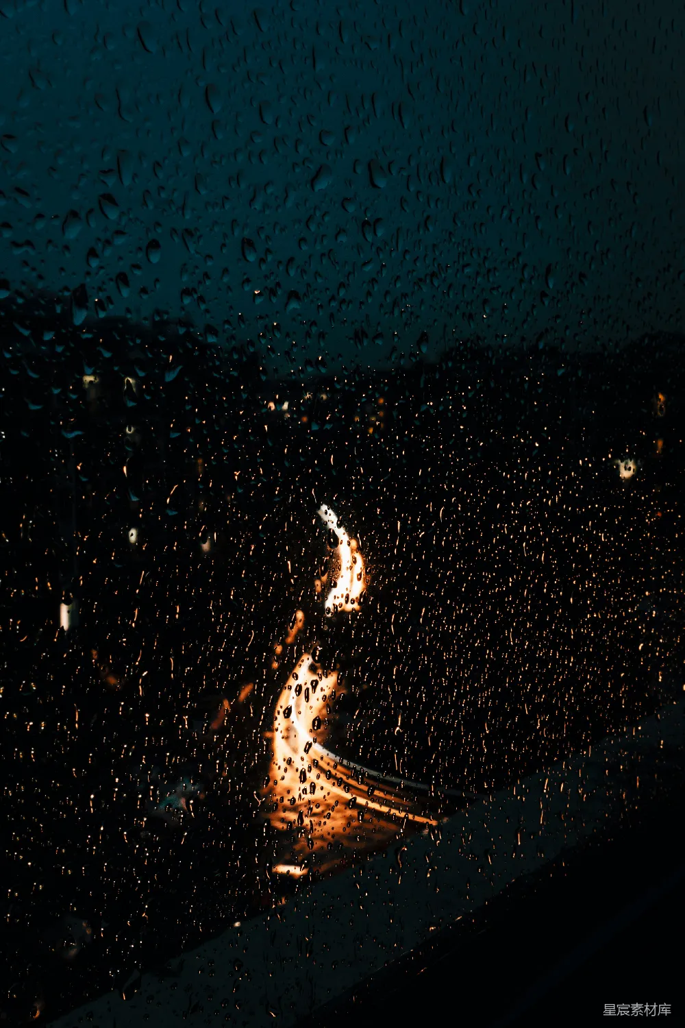 高清摄影 透过蒙雨的窗户拍的照片