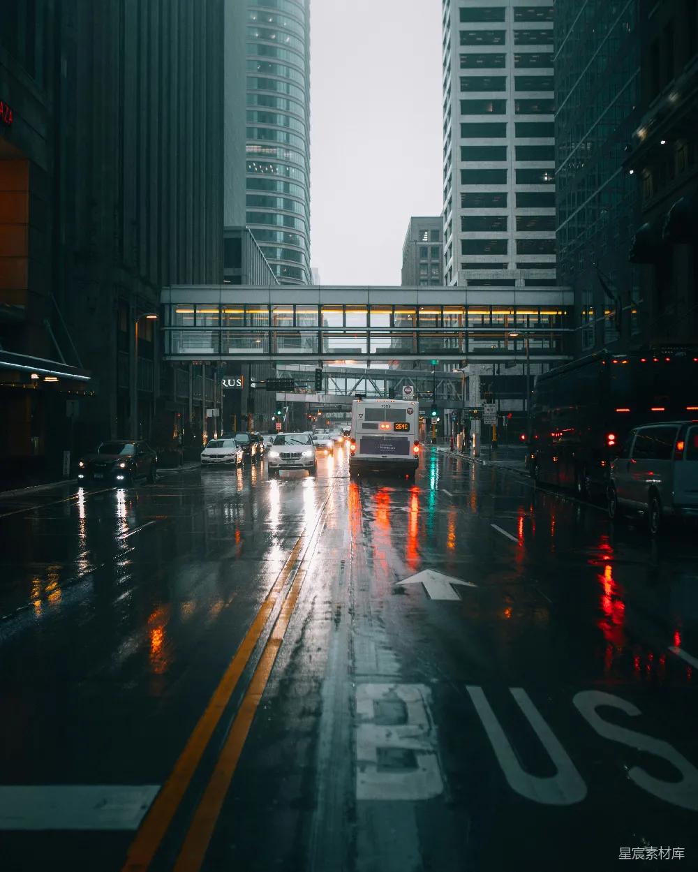 高清摄影 路上的汽车靠近建筑物