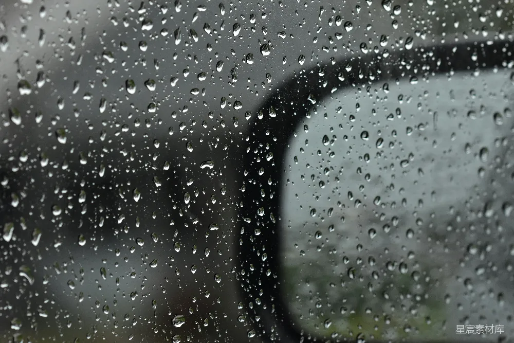 高清摄影 汽车侧面的镜子上有雨滴