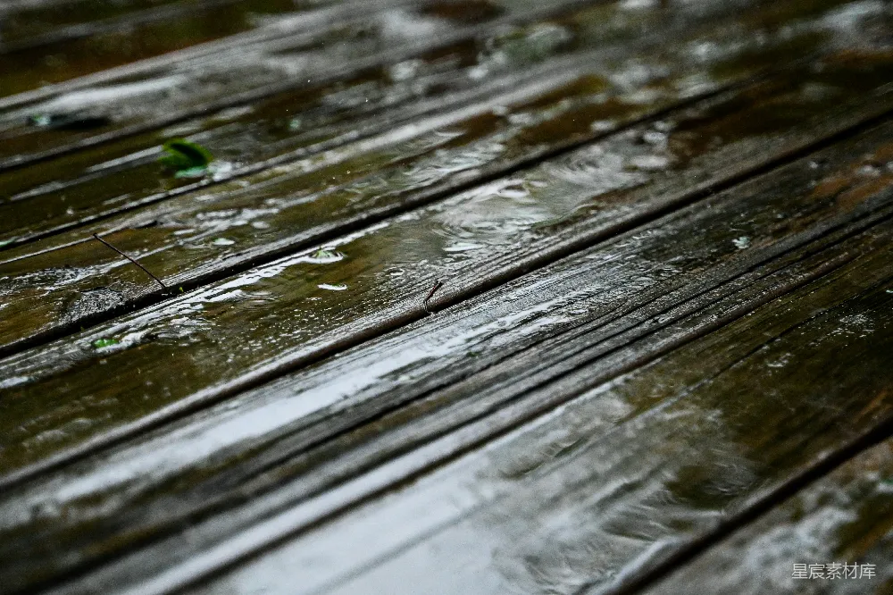 高清摄影 木凳在雨中的特写