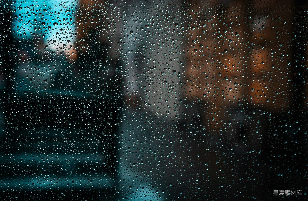 高清摄影 窗户上挂着雨水珠。