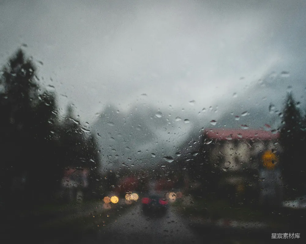 高清摄影 雨天路面上的一辆黑色汽车