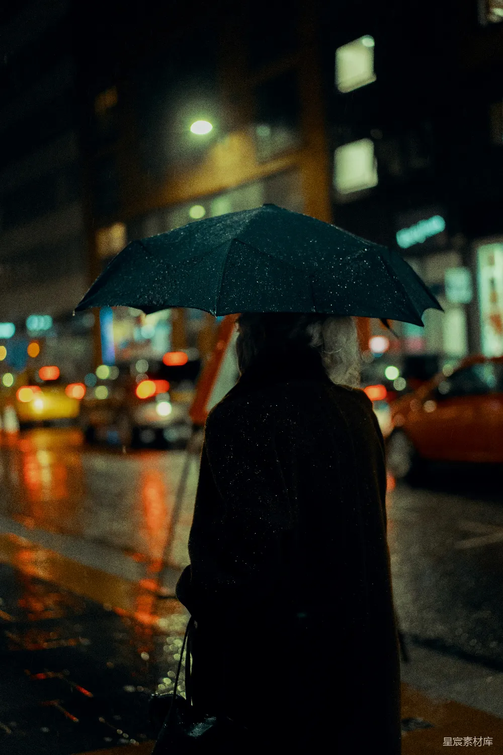 高清摄影 黑色风衣的男子手持雨伞