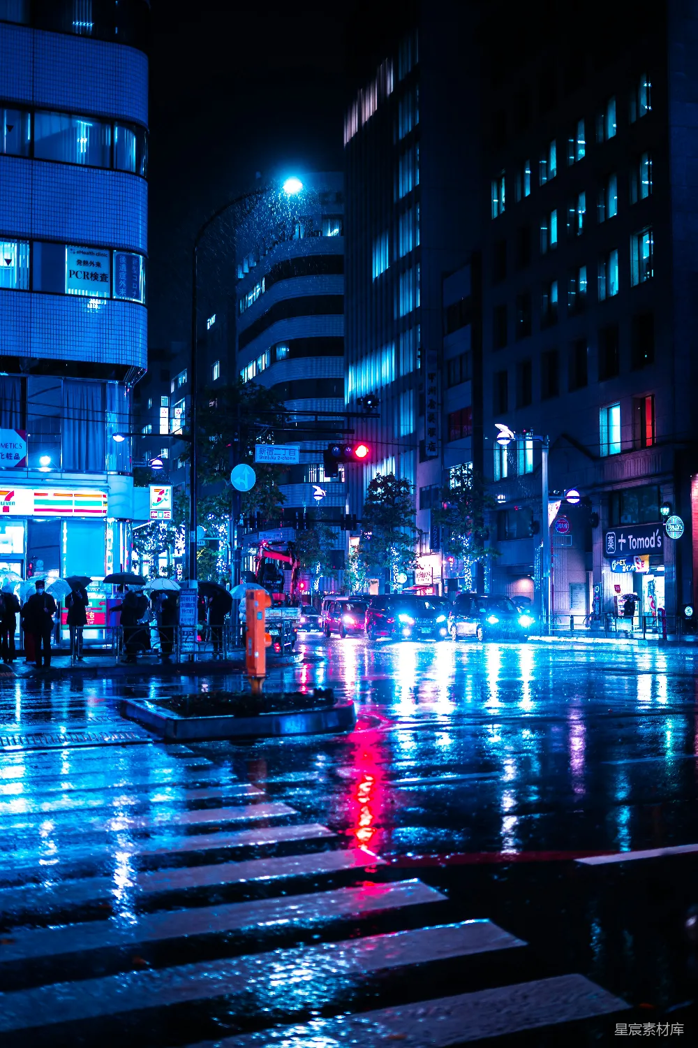 高清摄影 夜晚城市街道上人们正在过马路