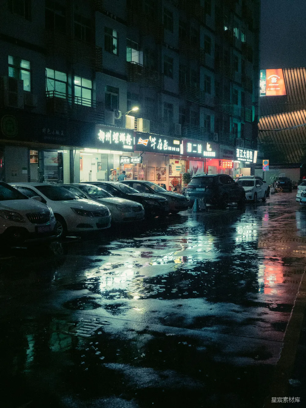 高清摄影 白天停在路侧的汽车