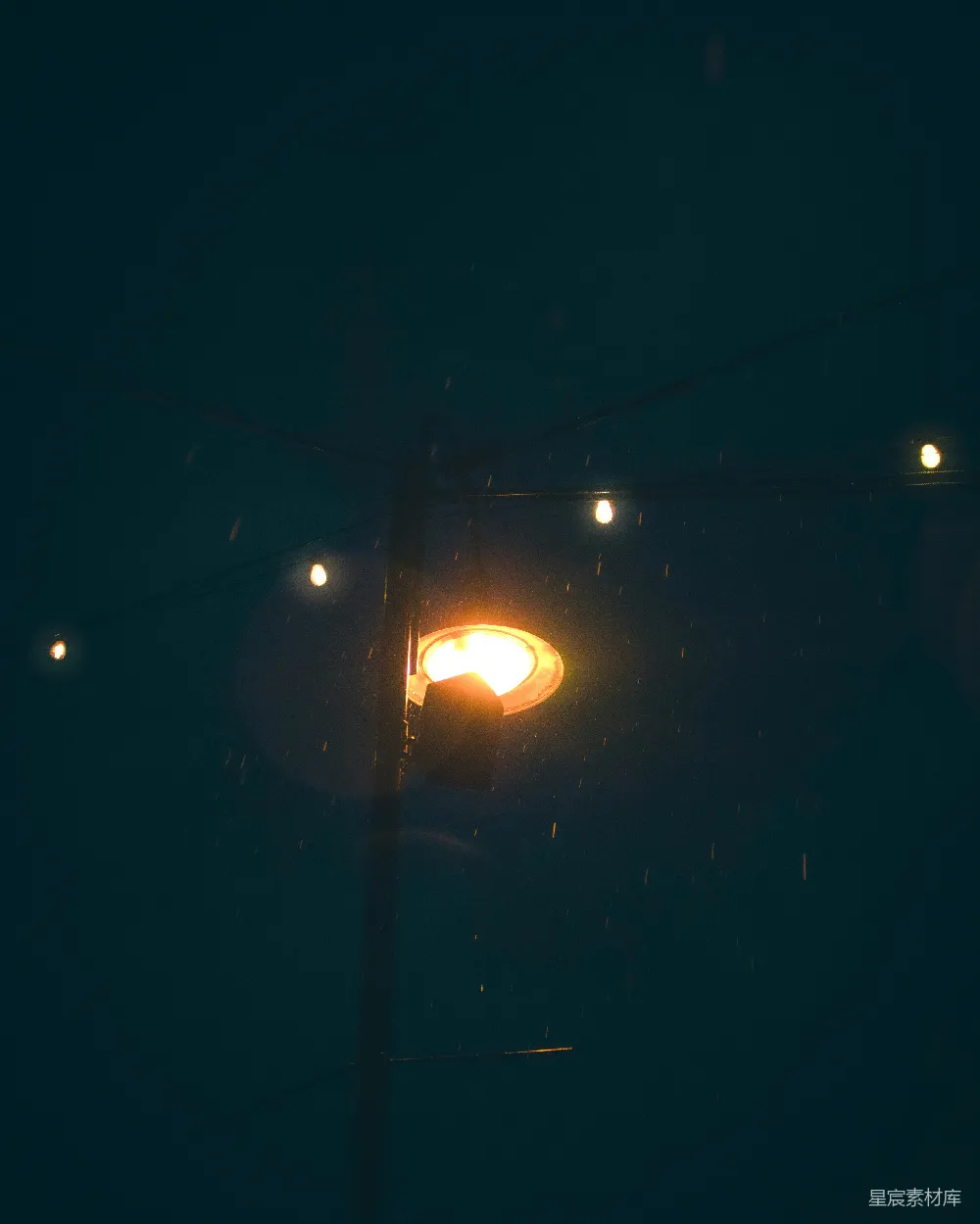 高清摄影 夜晚街道上的黑光亮起。