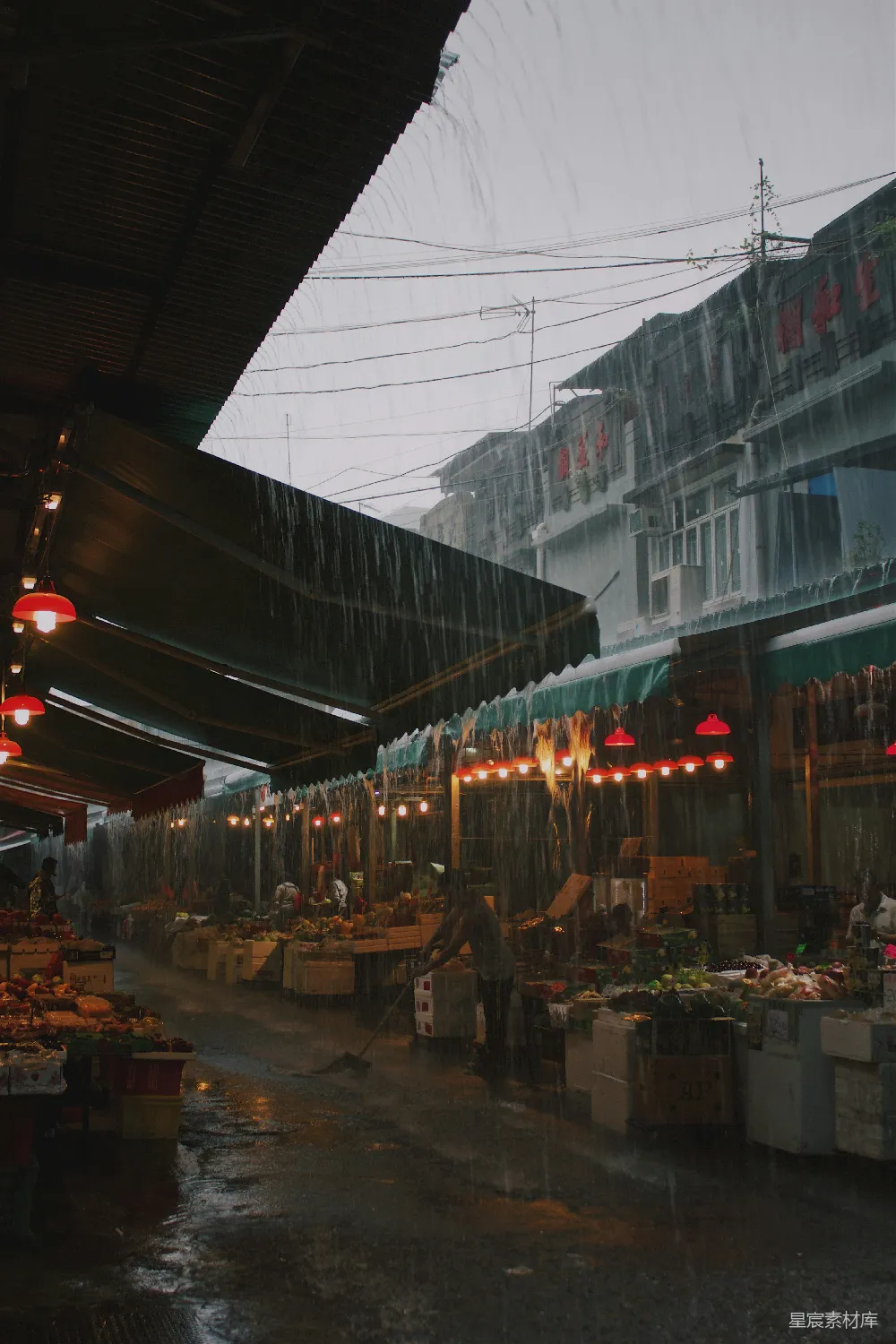 高清摄影 市场里的人们在不同商品展示期间因雨季而聚集。