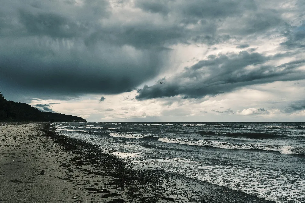 高清摄影 海滩上一个阴沉的天气，海浪涌来。