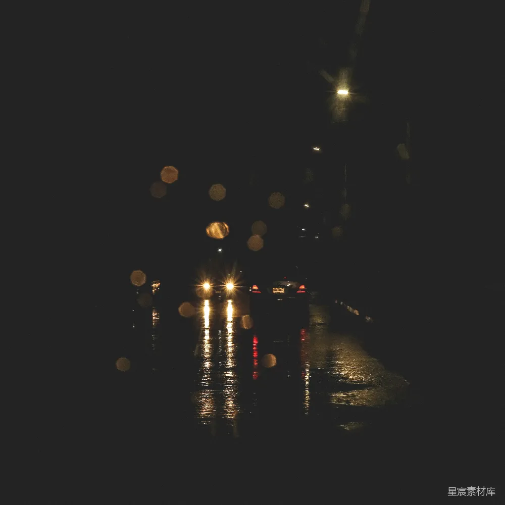 高清摄影 夜晚城市街道上的灯光反射在湿滑的沥青路面上