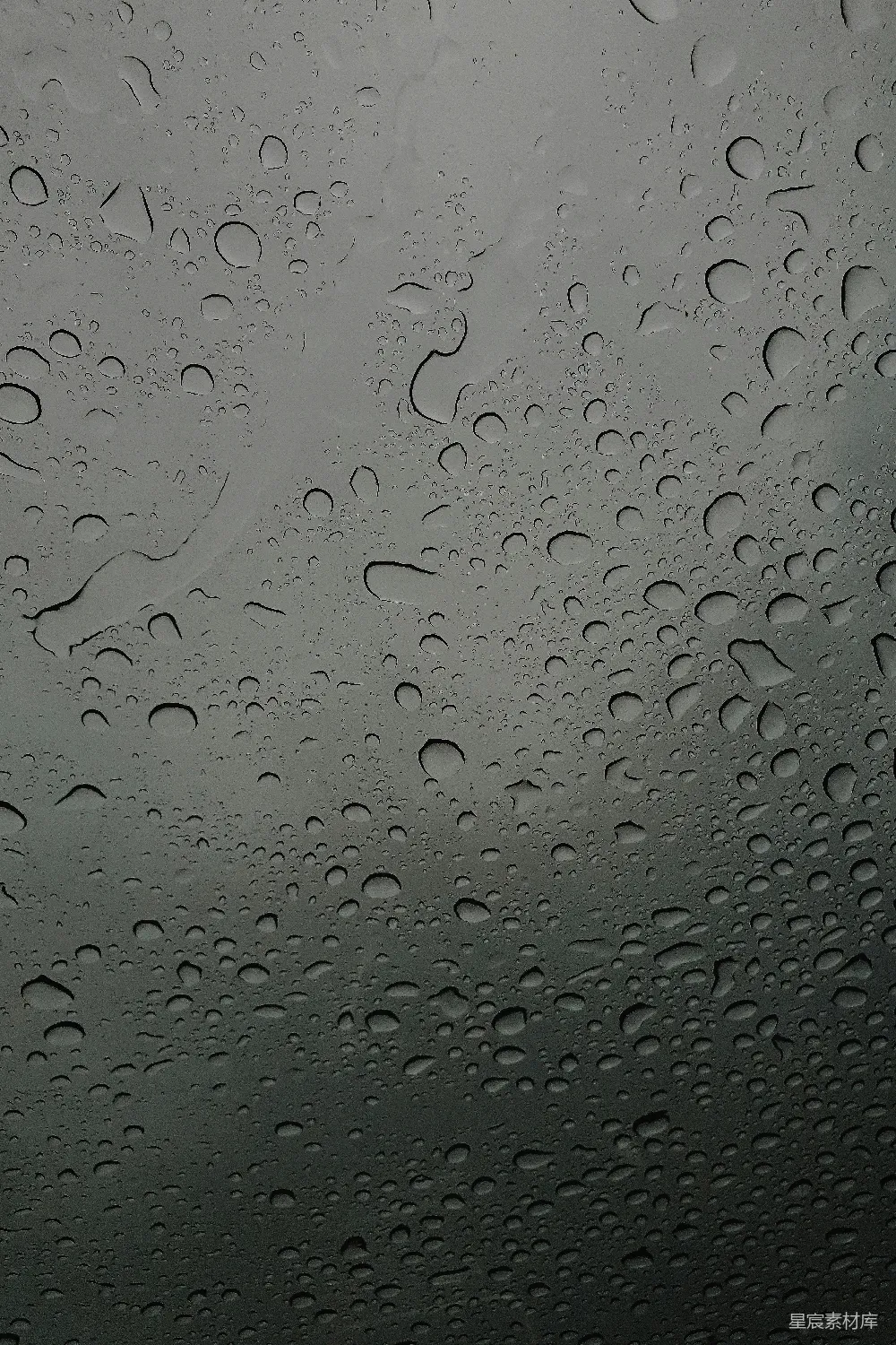 高清摄影 一扇被雨水打湿的窗户上有很多水滴。