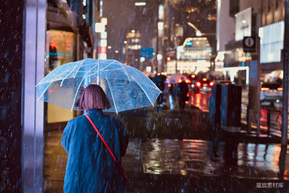 高清摄影 一个人在雨中打着伞行走。