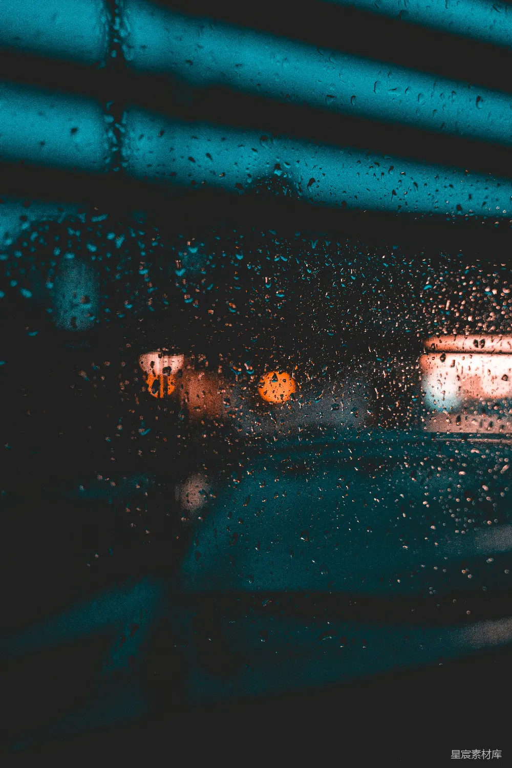 高清摄影 透过蒙上雨水的窗户看的一条街道