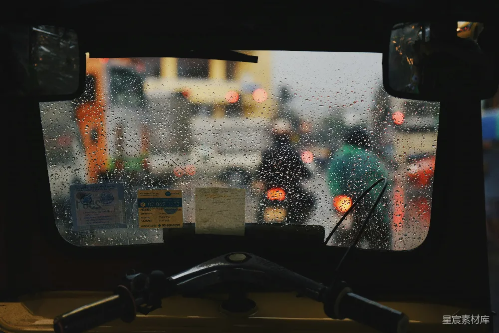 高清摄影 两个人在雨中骑摩托车。