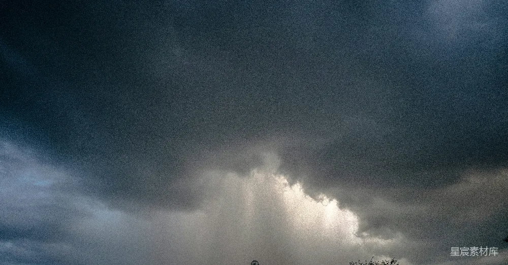 高清摄影 天空中一个巨大的暴风雨云笼罩在一片田野上。