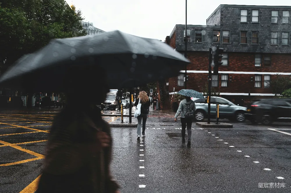 高清摄影 一位妇女走在街上拿着雨伞