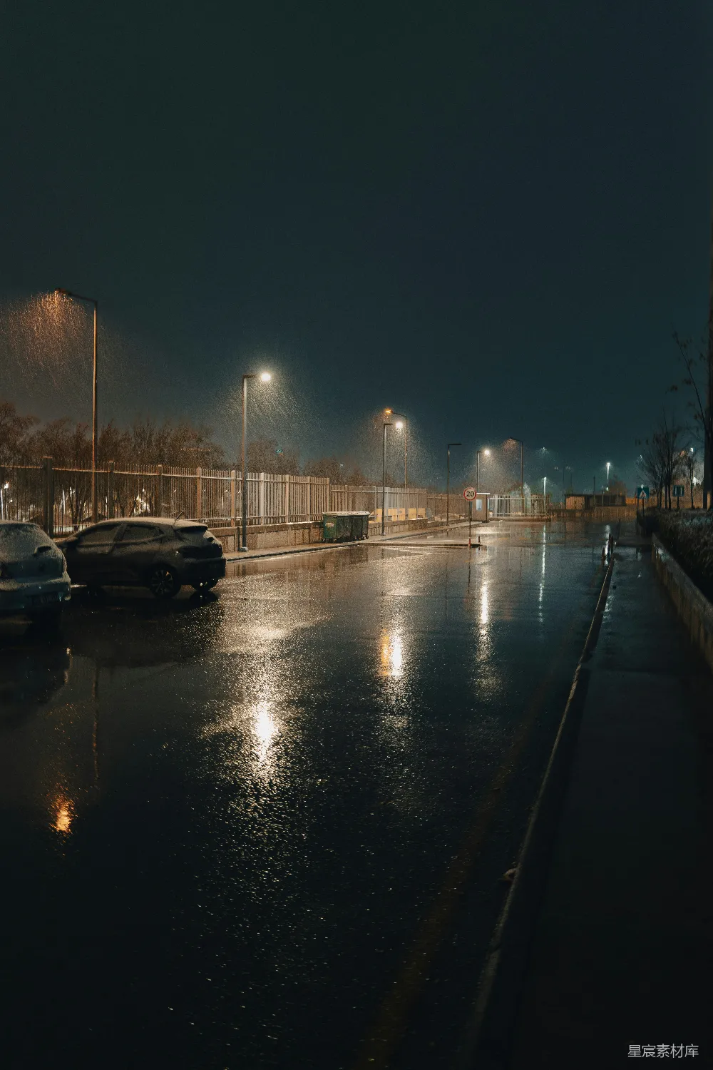 高清摄影 夜晚的城市街道，路边停着汽车。