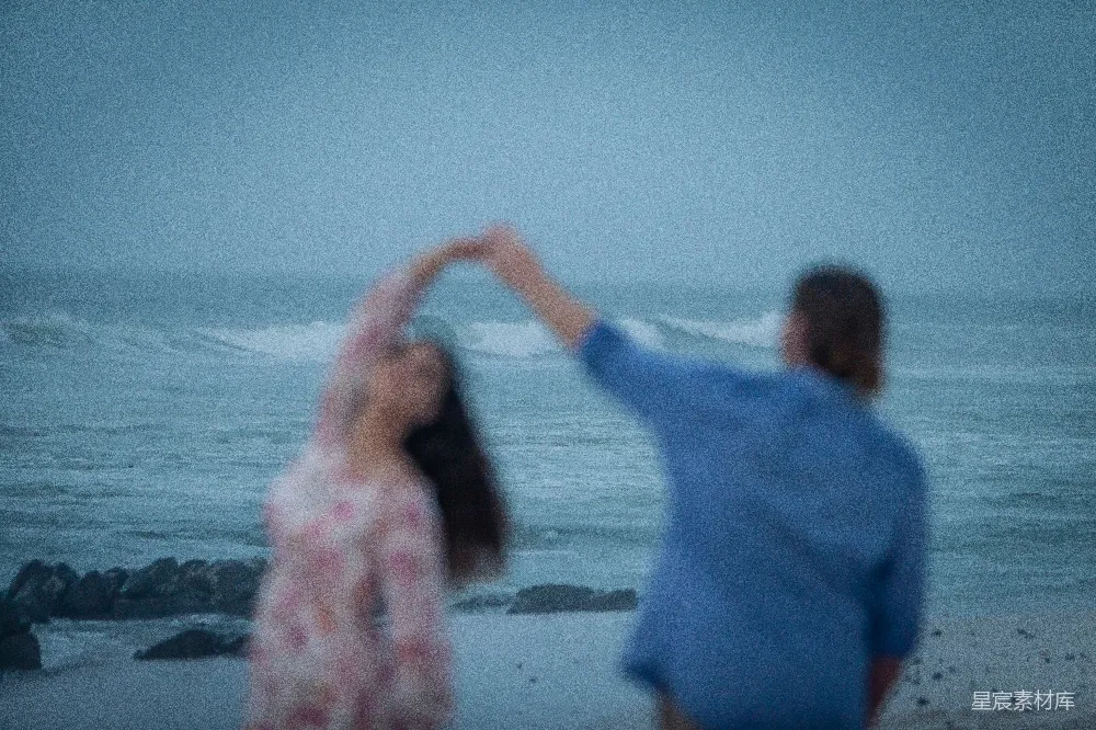 高清摄影 海滩上一位男士与一位女士在跳舞。