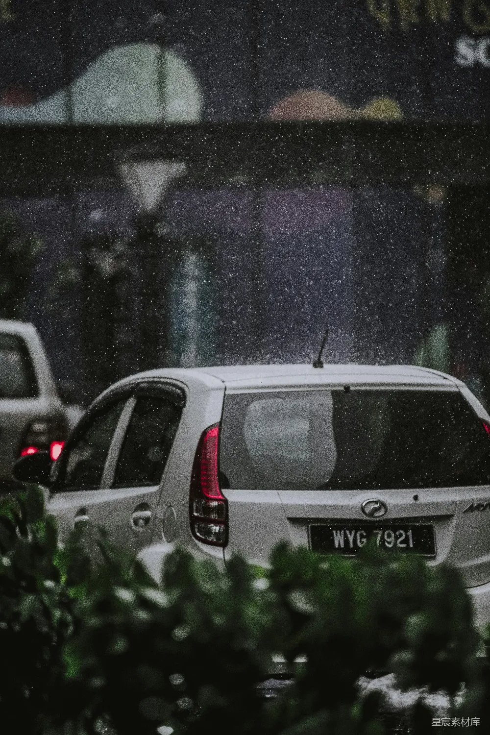 高清摄影 停车场里停着一辆车