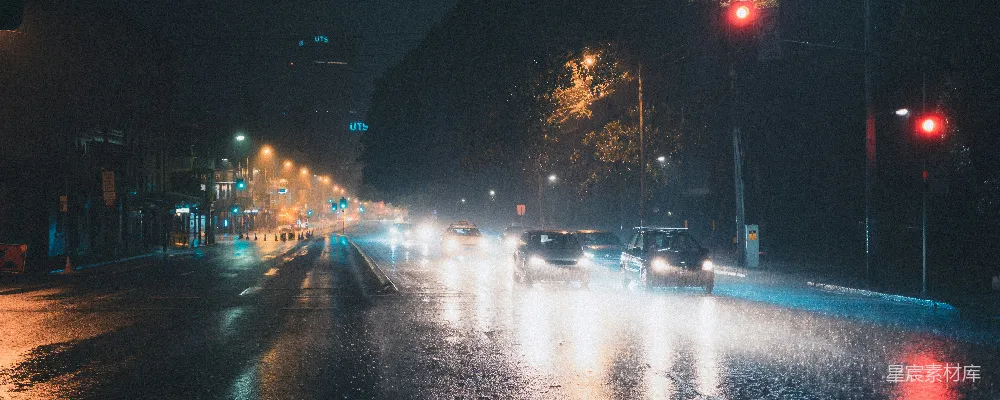 高清摄影 夜晚的城市街道，交通灯亮起。