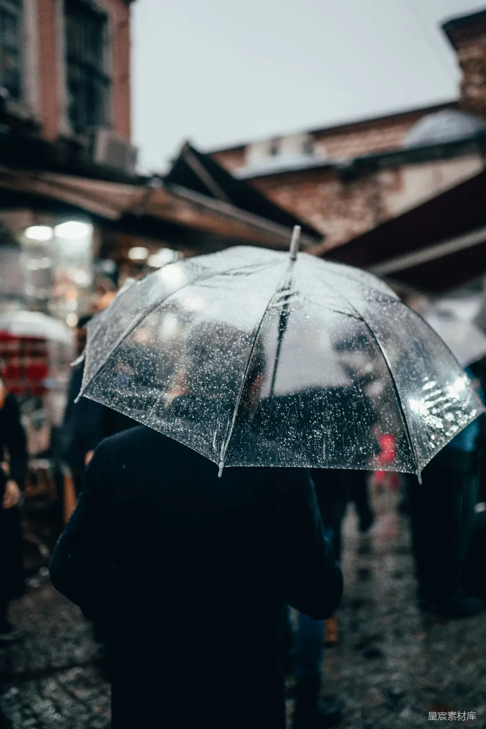 高清摄影 雨中撑伞的人