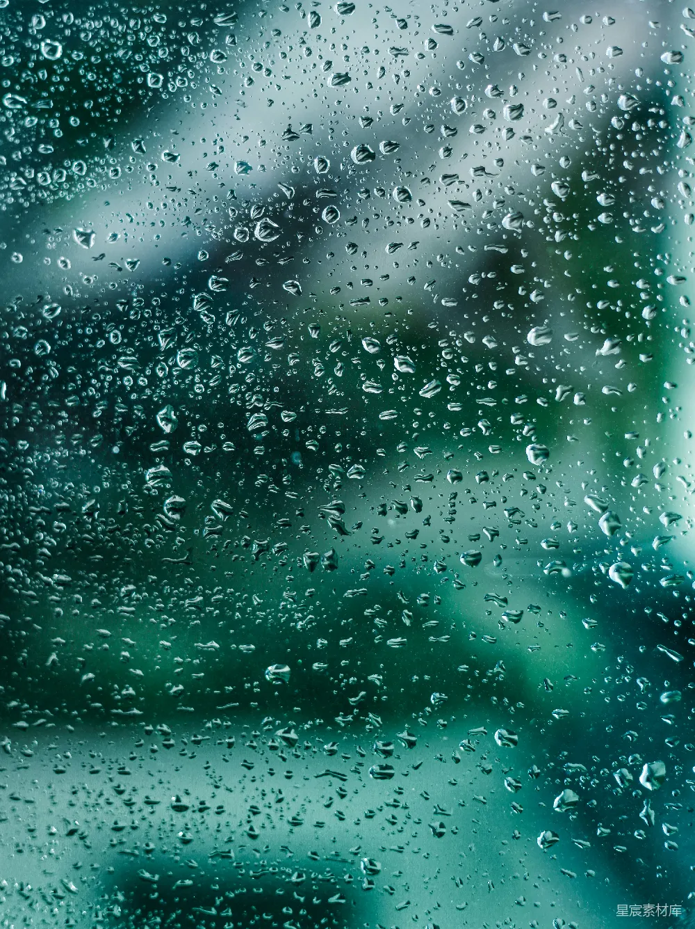 高清摄影 一个窗户的特写镜头，上面挂着雨滴。