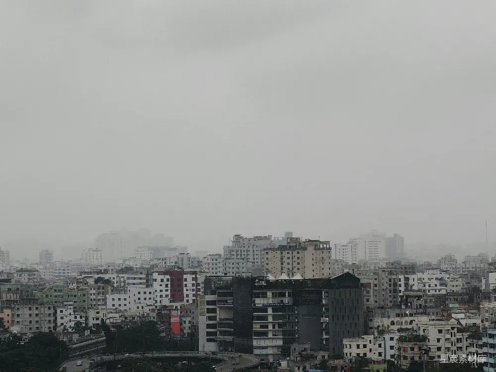 高清摄影 城景笼罩在阴沉的天空和雾气之中。