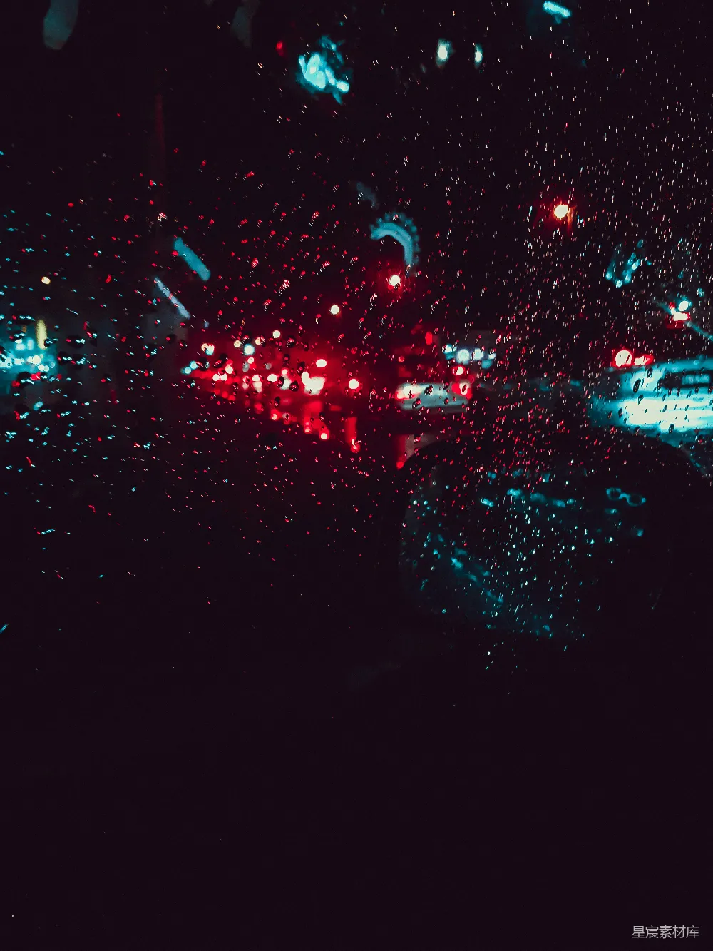高清摄影 夜间行车时，红色轿车的尾灯亮起。