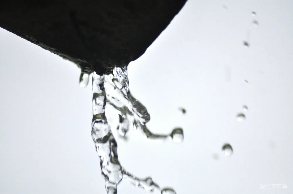 高清摄影 水龙头的特写镜头，上面有水珠。