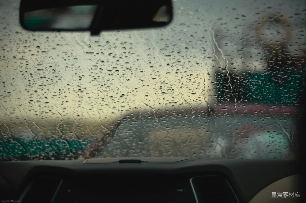 高清摄影 透过雨淋的挡风玻璃看一辆车的景象