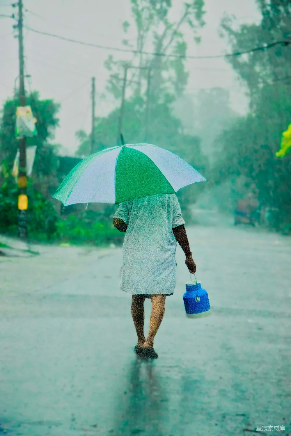 高清摄影 一个在雨中撑伞行走的人