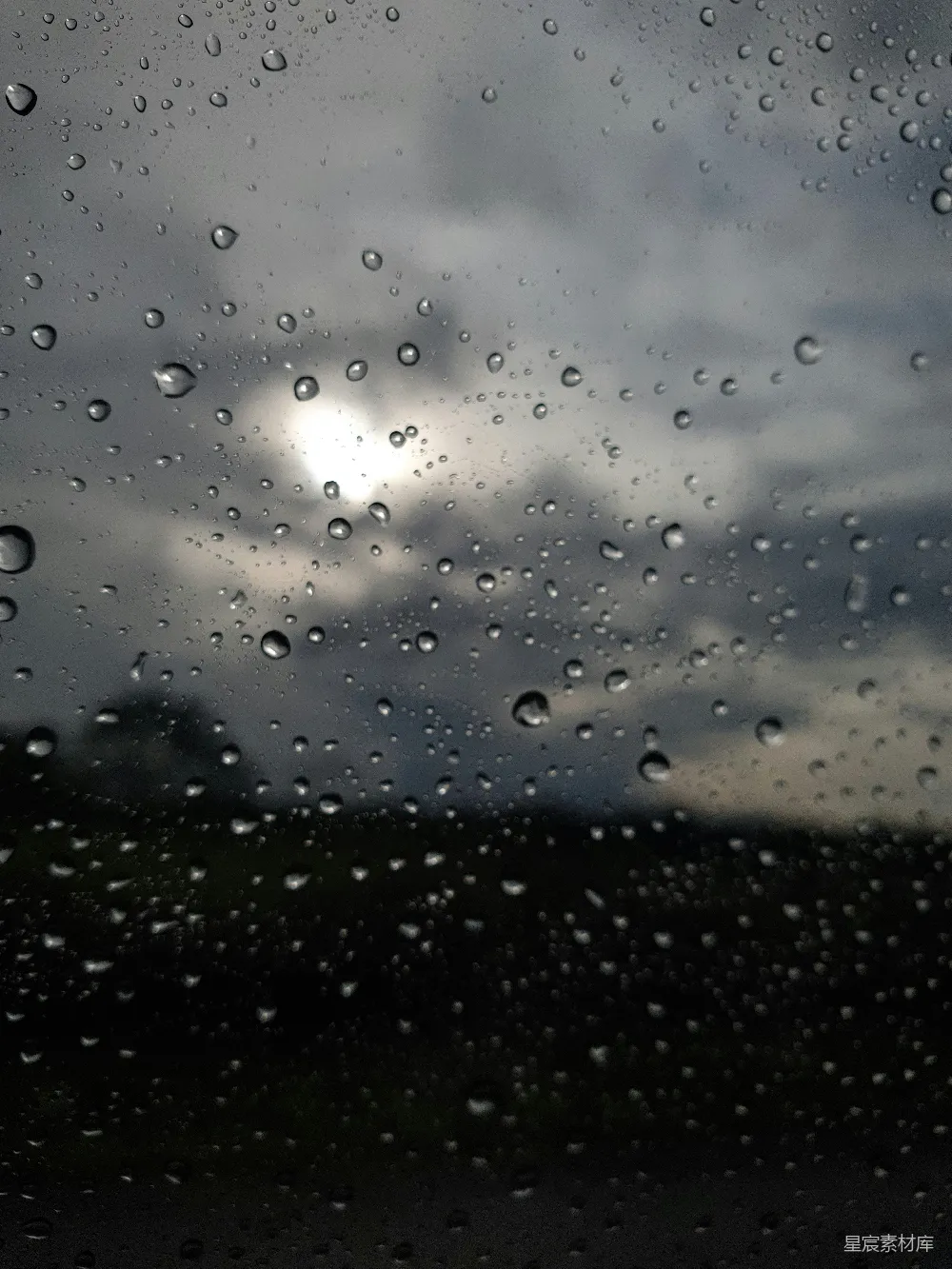 高清摄影 窗外乌云密布，窗户上有雨滴落下。