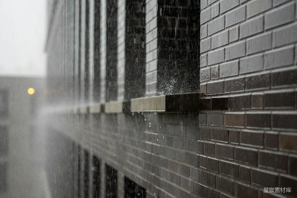 高清摄影  砖砌建筑上落着雨。