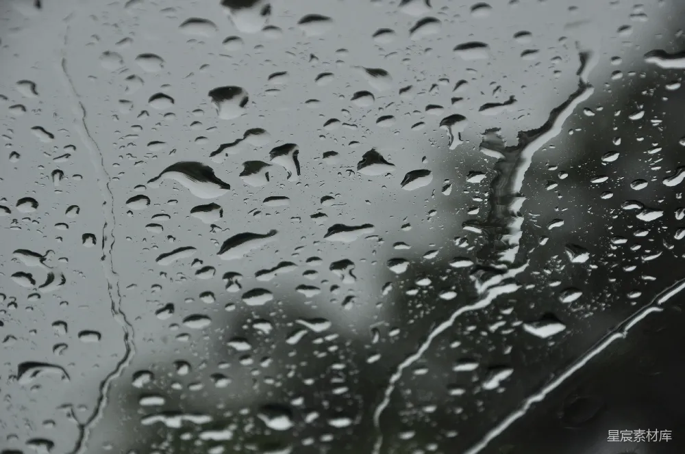 高清摄影 窗玻璃上滴落的雨珠背景模糊