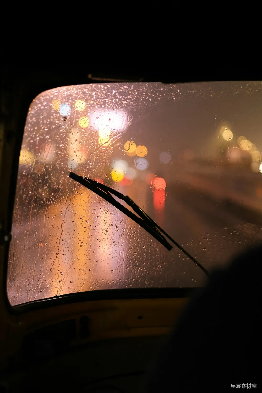高清摄影 夜晚车窗上覆满了雨滴