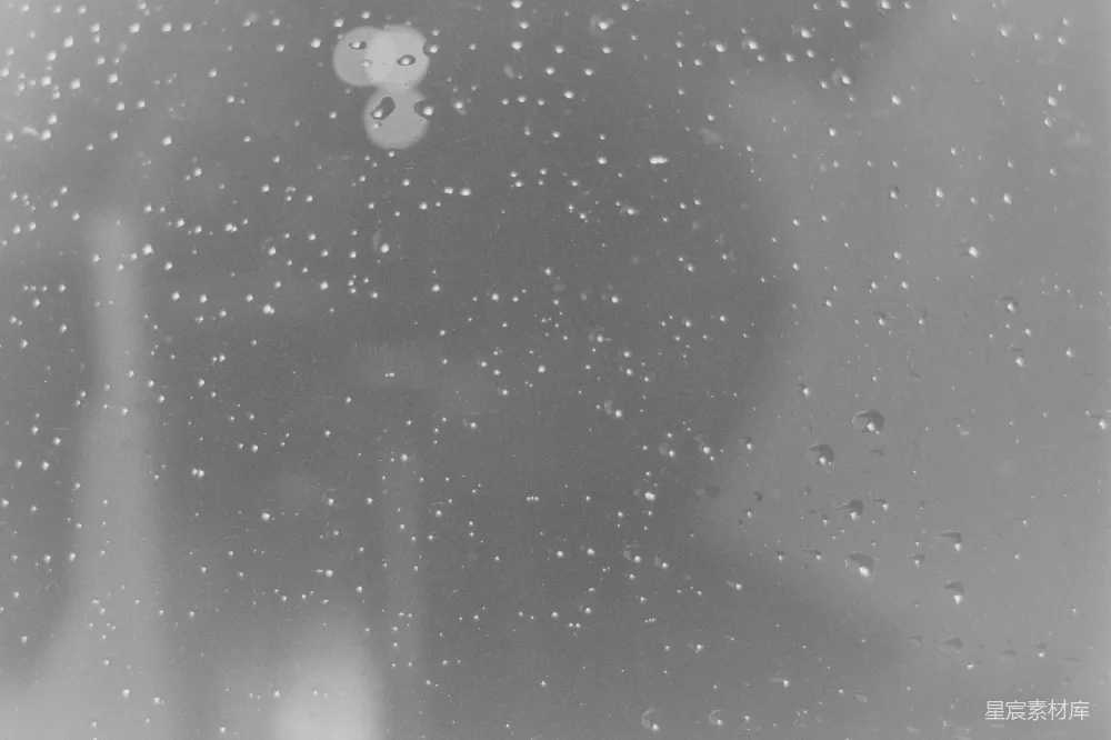 高清摄影 一幅黑白照片，窗户上覆盖着雨滴。