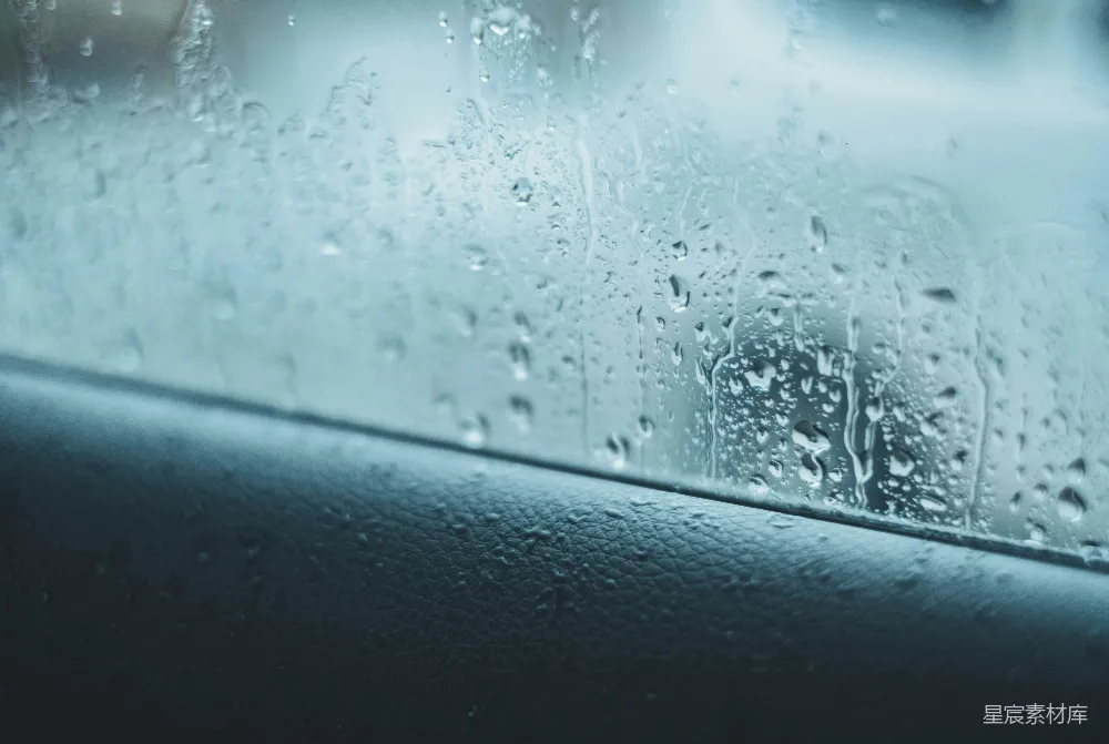 高清摄影 一幅近景，窗户上覆盖着雨水。