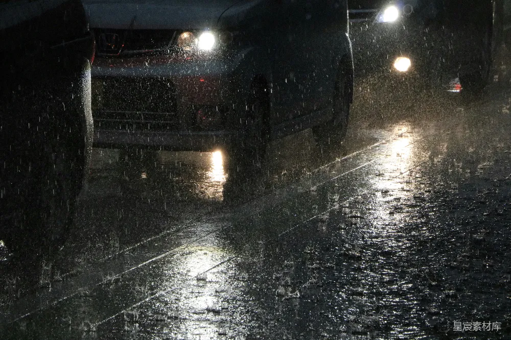 高清摄影 路上和车辆上的雨滴