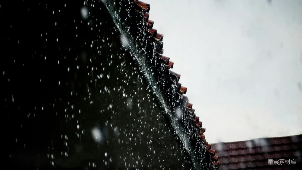 高清摄影 屋顶上滴下的雨水和红色的瓦片屋顶