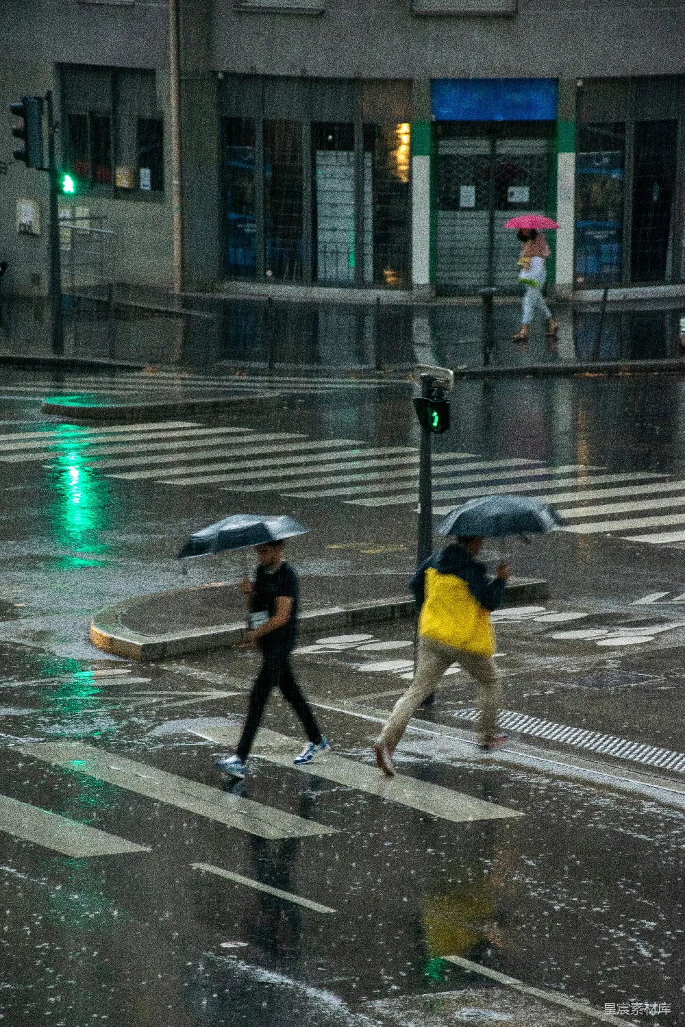 高清摄影 人们打着伞在雨中行走