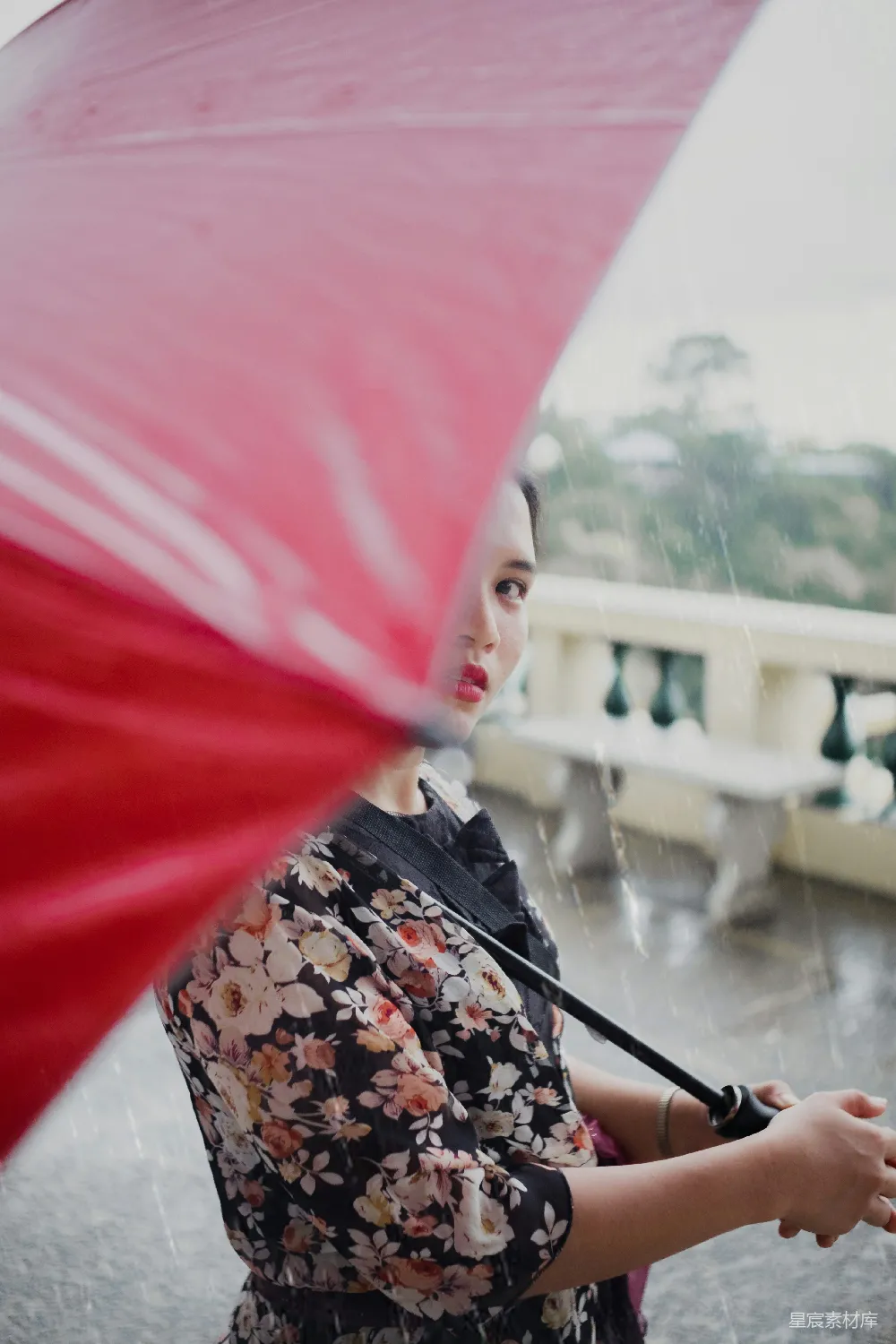 高清摄影 穿着花边上衣的女人撑着红色伞